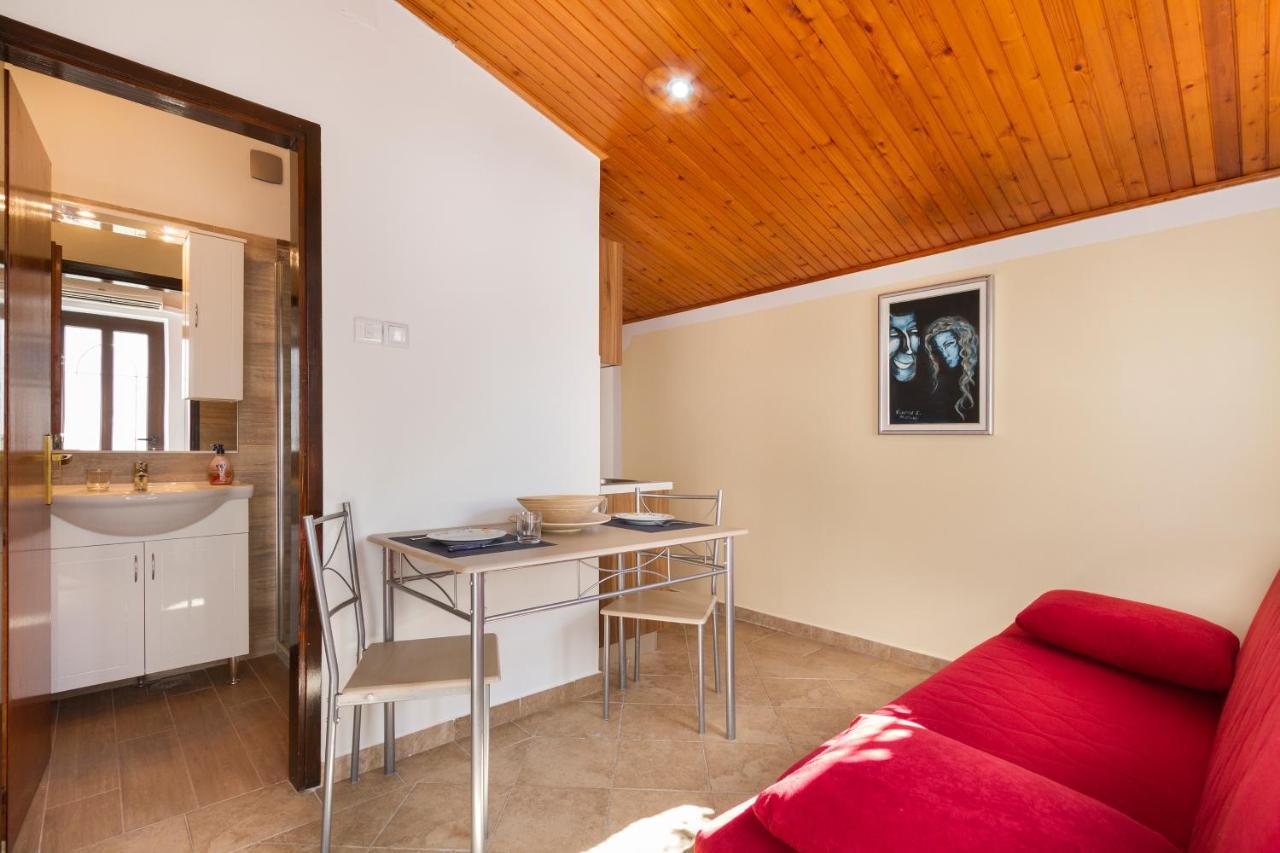 Weis Apartments Ровин Екстериор снимка