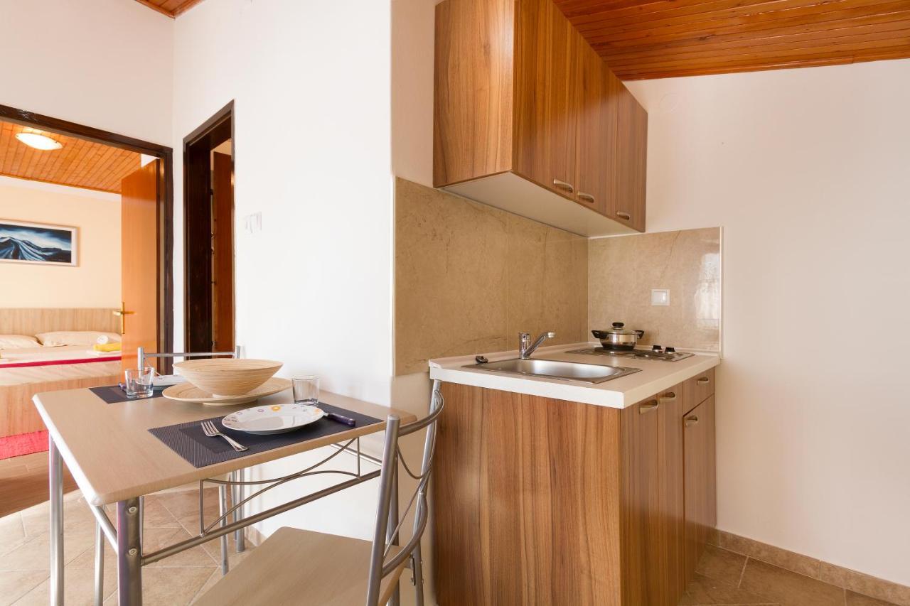 Weis Apartments Ровин Екстериор снимка