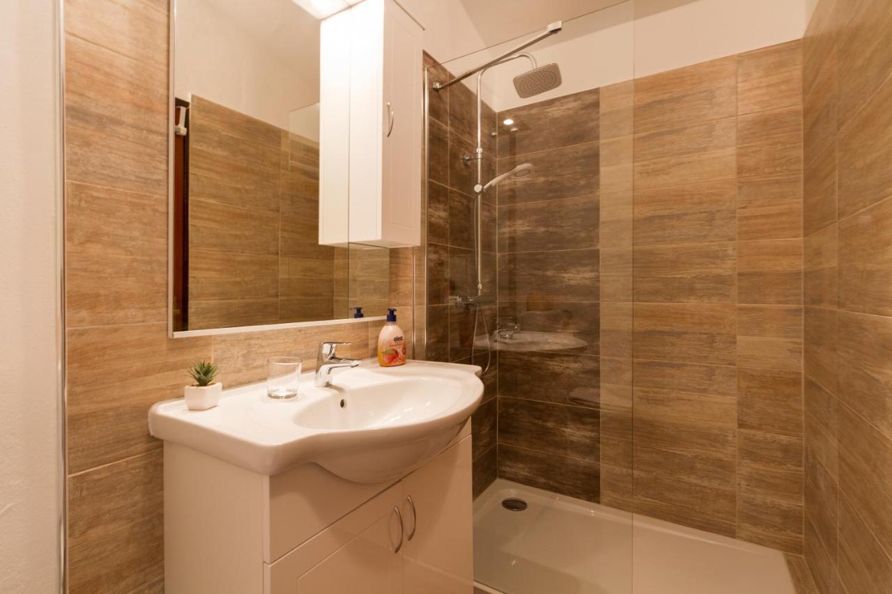 Weis Apartments Ровин Екстериор снимка